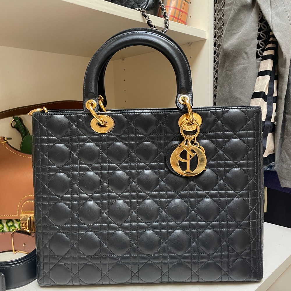 Preloved Large Black lambskin Ladydior gold hardware in very good condition. - Picture 2 of 12